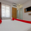 Отель RedDoorz near Ahmad Yani Airport, фото 26