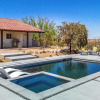 Отель Sunflower 1mi From JT New Pool + Game Room, фото 16