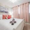 Отель Cheerful 3 Bedroom - 2 Bath House Free Parking, фото 7