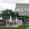 Отель Bishop Village Motel, фото 1