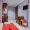 Отель RedDoorz near Nagoya Hill Mall Batam 5, фото 10