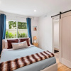 Отель Stylish Sherman Oaks Townhouse W/ 3 Master Suites, фото 3
