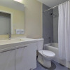 Отель Whitehall Suites - Yonge/Eglinton, фото 8