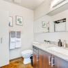 Отель Modern 2BR Apt - DT Calgary w City Views, фото 12