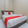Отель RedDoorz near BG Junction Surabaya, фото 3