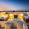 Отель Luxe 3BDR w Private Rooftop Jacuzzi & Beach Access, фото 17