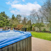 Отель Lynnwood Home: Private Hot Tub, Fire Table & Grill, фото 16