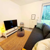 Отель New 1 Bedroom Flat with Balcony & Garden, фото 3
