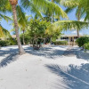 Отель Tropical Paradise Manor - Four Bedroom Home, фото 19