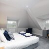 Отель Crown Place 2 & 3 Bedroom Luxury Apts. with Parking in Shepperton, фото 1