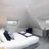 Отель Crown Place 2 & 3 Bedroom Luxury Apts. with Parking in Shepperton, фото 1