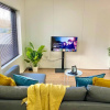 Отель Large Townhouse 5 Beds with Two Parking Spaces - Manchester City Centre, фото 2