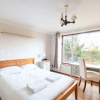 Отель Compton Lodge 5-bedroom house, фото 18