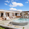 Отель Buena Vista by Avantstay Massive Outdoor Oasis w/ Pool, Spa & Firepit!, фото 27