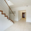 Отель Urban Apartment in South East for 2 near Canary Karaoke, фото 2