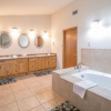 Отель Water's Edge Retreat 4 Bedrooms 2.5 Bathrooms Home, фото 16