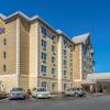 Отель Comfort Inn & Suites near Six Flags, фото 1