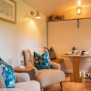 Отель Red Kite Retreat - Allium - Shepherds Hut 2, фото 6