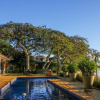 Отель Deslumbrante Casa de Frente para Praia de Manguinhos com Seis Quartos, фото 1