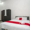 Отель RedDoorz Syariah Near Syamsudin Noor Airport 4, фото 6