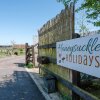 Отель Honeysuckle Farm Hut 3 - Suffolk Farm Holidays в Бедфилд