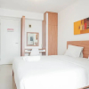 Отель Comfort Studio Room At Bassura City Apartment, фото 5