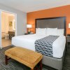 Отель La Quinta Inn & Suites by Wyndham Fredericksburg во Фредериксбурге