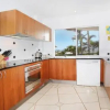Отель Unit 2, Beach Gallery, 9 Andrew Street Point Arkwright, 500 Bond, Linen Supplied, фото 2