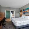 Отель La Quinta Inn & Suites by Wyndham Ft. Myers-Sanibel Gateway, фото 15