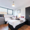 Отель BEST PRICE!! - Contractor Heaven! 4 Singles beds or 2 King Size, Southsea Apartment- FREE PARKING, S, фото 1