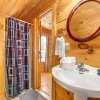 Отель Sunset Lodge, 3 Bedrooms, Hot Tub, Fireplace, фото 13