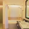 Отель Holiday Inn & Suites Makati, an IHG Hotel, фото 9