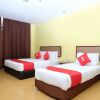 Отель OYO 89352 Golden Terminal Lodge, фото 9