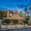 Отель La Quinta Inn & Suites by Wyndham Carlsbad - Legoland Area, фото 1