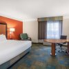 Отель La Quinta Inn & Suites by Wyndham Greensboro NC, фото 4