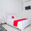 Отель RedDoorz Syariah @ Aura Homestay, фото 4