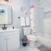 Отель Charming 3br/1ba Close to Vibrant Downtown, фото 7