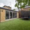 Отель Stylish Family Home by Twickenham Stadium by Underthedoormat в Лондоне