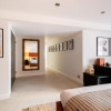 Отель The Wapping Wharf - Modern Bright 2bdr Flat on the Thames With Parking, фото 17