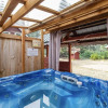 Отель West Haus Escape 3 Bedroom Home by NW Comfy Cabins by RedAwning, фото 10