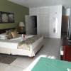 Отель Tropical Sunset Beach Apartment Hotel в Хоултауне