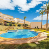 Отель Bungalow House With Communal Pool, фото 1