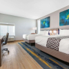 Отель La Quinta Inn & Suites by Wyndham Galveston West Seawall, фото 3