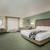 Отель La Quinta Inn & Suites by Wyndham Newport, фото 32