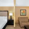 Отель La Quinta Inn & Suites by Wyndham Hot Springs, фото 9