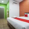Отель RedDoorz Plus @ Raya Sengkaling, фото 4