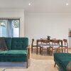 Отель Earthy And Polished 2 Bedroom Unit In Chadstone в Мельбурне