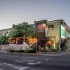 Отель Creston Hotel & Suites, фото 1