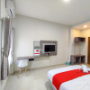 Отель RedDoorz Syariah near GOR Satria Area, фото 12