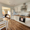 Отель Modern 5 Bed Townhouse with Free Parking, фото 15